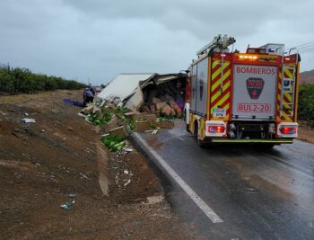 Camión volcado en la carretera de Torre Pacheco a Balsicas