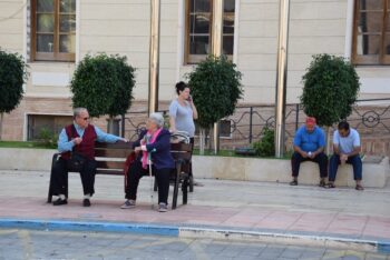 Mayores charlan ante el Consistorio de Los Alcázares en una foto de archivo