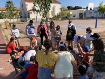 Plantación de moreras en. el colegio Virgen de Loreto
