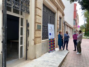 Los responsables municipales ante el centro Vicente Noguera