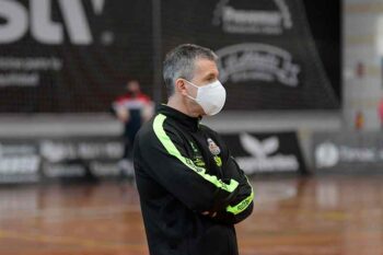 El entrenador murciano Juan Alcaraz abandona la disciplina del STV Roldán con las sorpresa de toda la familia deportiva del equipo femenino de la primera división de fútbol sala. Alcaraz fichó por el club pachequero para conseguir grandes logros, con una plantilla a la que conocía bastante bien por coincidir en su anterior equipo (UCAM ElPozo Murcia) o por la cercanía y rivalidad que existía entre ambos clubes vecinos.