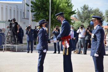 El Rey Felipe entrega una distinción especial a una alumna de la AGA