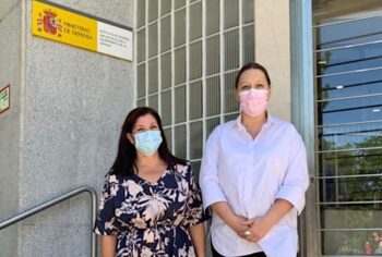 La portavoz socialista Laura Gil y la senadora Lourdes Retuerto en el Ministerio de Defensa