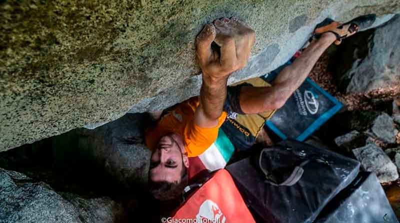 Con todas estas premisas cualquier simple mortal puede sentir mareo al ver una foto o video de Alex Ventajas en acción. El ascenso por espacios de tránsito arácnido, utilizando manos y pies, eriza el vello al más pintado. Menos a las arañas y al bueno de Alex, por supuesto. El más pequeño de los Ventajas nació en San Javier y comenzó a sentir gusto por este deporte “siendo el porteador de cuerdas, arneses y demás material alpinista de su hermano mayor, David y sus compañeros de escalada en el Cabezo Gordo”, según relata Juan, el padre, con admiración contenida. Sus escarceos con estas paredes imposibles comenzaron bien temprano. A penas con 9 años ya participaba en competiciones federadas. Consiguió un 8C, cuando cumplió los 14, en Cojonuda, perteneciente a Santuario, muy cerca de la localidad de Mula. En las competiciones nacionales siempre subió al cajón de los mejores -campeón de España juvenil, entre otros buenos logros- así como en sus salidas al exterior -8º puesto en Edimburgo-