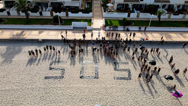 Mensaje de SOS en la orilla de La Manga