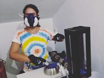 La emprendedora ante una impresora 3D