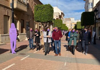 Las siluetas de las víctimas de violencia de género en la calle Mayor de Torre Pacheco
