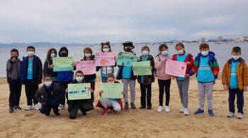 UN grupo de escolares en la orilla del Mar Menor