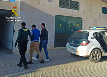 Los agentes trasladan al detenido al cuartel de la Guardia Civil