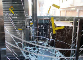 Vidrio roto en uno de los robos de la banda detenida