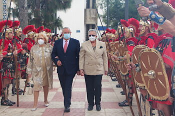 El pregonero, Fernando Carrasco, pasa entre el Tercio Romano