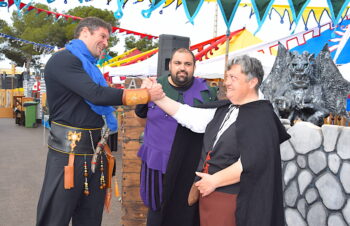 Los capitanes de los dos bandos se dan la mano