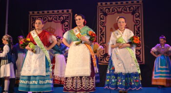 La reina juvenil y damas de la peña El Caldero