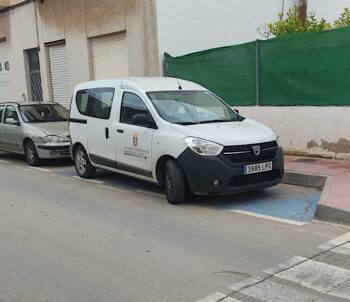 Vehículo municipal ocupando una plaza para conductores discapacitados