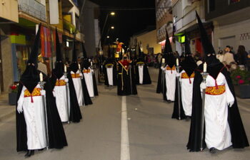 Nazarenos en el Santo Entierro en San Pedro del Pinatar