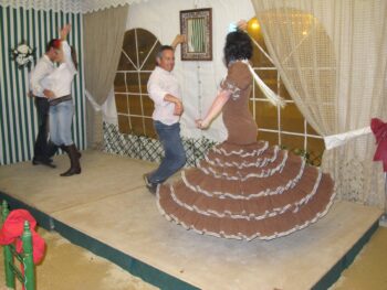 Fiesta en una caseta de Pilar de la Horadada