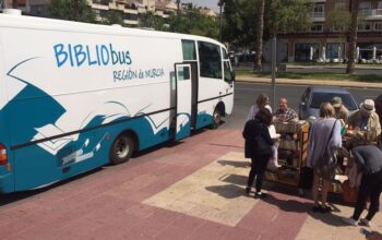 Bibliobús que recorrerá la costa del Mar Menor en verano