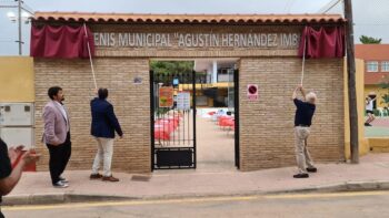 El alcalde descubre la nueva denominación del club de tenis