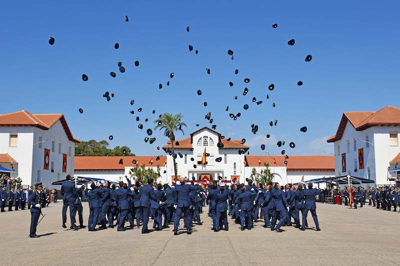 Gorras al aire en el último rompan filas de la AGA