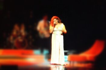 La cantante Dora Helena