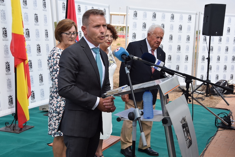 El alcalde Antonio León presentó el proyecto de la residencia