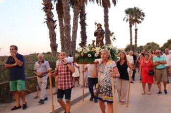 Los vecinos de El Mojón portan la imagen de San Roque