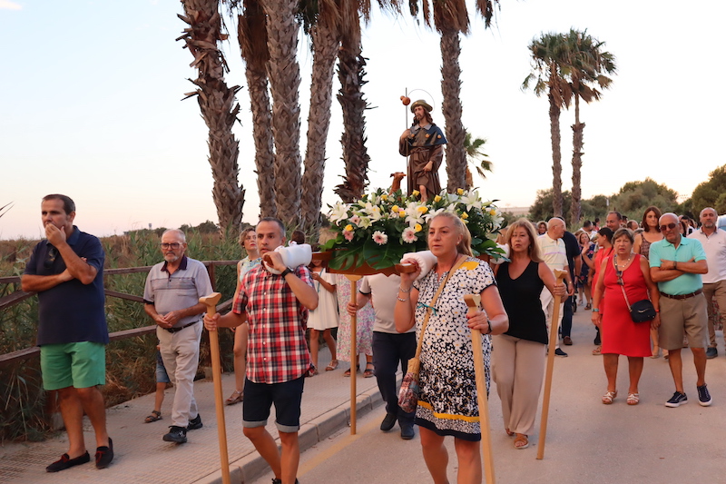 Los vecinos de El Mojón portan la imagen de San Roque