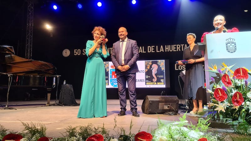 La actriz Pepa Aniorte con el alcalde, Mario Pérez Cervera