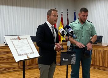 Entrega de la Cruz al Mérito Civil al teniente Herrera