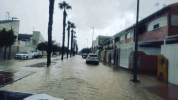 Calles inundadas en Los Alcázares por las lluvias de anoche