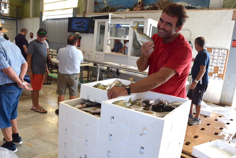 UN pescador bromea con una de las doradas del Mar Menor