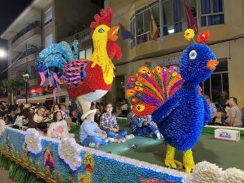 Una carroza de papelillo desfila por Torre Pacheco