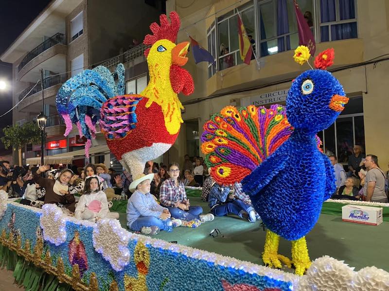 Una carroza de papelillo desfila por Torre Pacheco