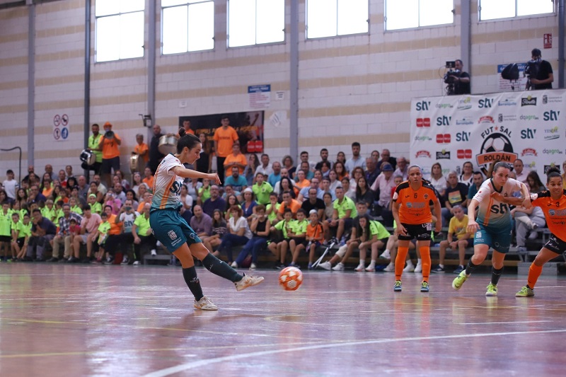 El STV Roldán perdió su primer partido de la temporada la tarde del pasado sábado. El marcador final, demasiado duro, no resume lo que fue la realidad del choque contra las gallegas del Pescados Ruben Burela FSF. Con esta derrota Futsi y Burela se convierten en los dos únicos equipos que han sumando todos los puntos en la presente campaña.