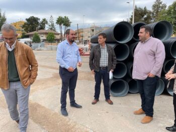 El alcalde Mario Pérez y los responsables de Aqualia