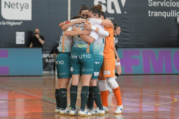 Partido vibrante el celebrado la tarde de sábado en el Gabriel Pérez buen juego de ambos conjuntos, mostrando un nivel sobresaliente de fútbol sala. Sería STV quién llevaría la iniciativa durante el encuentro, pero Amarelle supo jugar sus cartas sobre la mesa consiguiendo igualar el encuentro a tres. Sería Noelia Montoro quien rompería la igualdad poniendo el cuatro a tres en el marcador del Gabriel Pérez de Roldán a escasos segundos del final de partido.