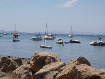 Barcos fondeados irregularmente en La Manga