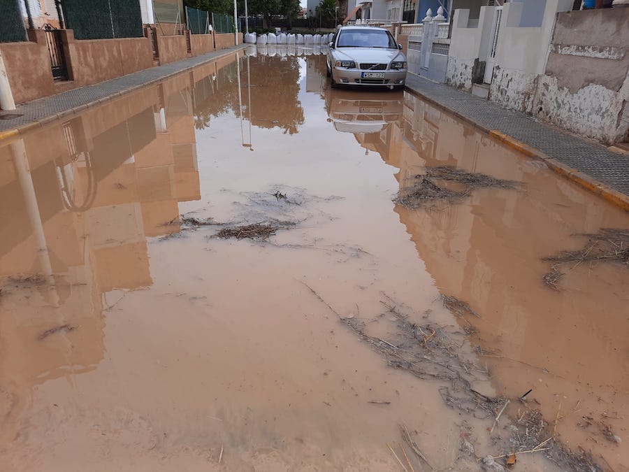 Calle llena de agua y barro en El Mojón