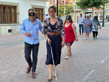 El alcalde de Torre Pacheco, Antonio León, comprueba cómo es la movilidad de una persona invidente