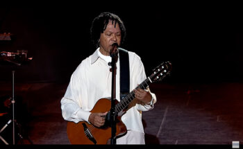 Concierto celebrado con motivo del 25 Jazz San Javier en el Auditorio Parque Almansa de San Javier. El cantautor brasileño Djavan combina la música popular de su país con el jazz, rock y pop. Es uno de los compositores más admirados por los músicos y los aficionados al jazz. Artistas como The Manhattan Transfer, Carmen McRae, Al Jarreau o Toots Thielemans, Ketama han versionado algunos de sus temas.