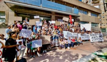 Manifestación de los padres de alumnos de Los Alcázares en la Consejería de Educación