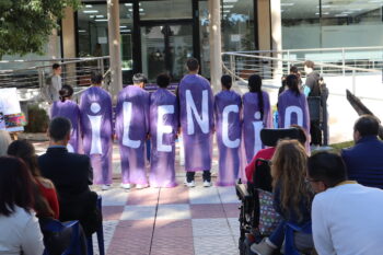 Jóvenes en una performance sobre el maltrato a las mujeres
