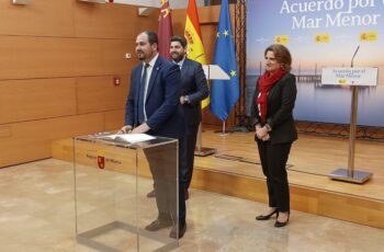 El alcalde de Los Alcázares, Mario Pérez, junto al presidente López Miras y la ministra Ribera