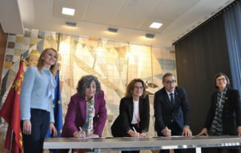 La ministra Teresa Ribera firma el acuerdo para la cátedra de la UPCT