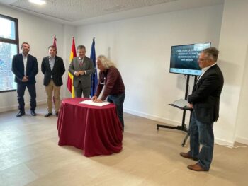 Firma del acuerdo para la retirada de barcos hundidos del Mar Menor