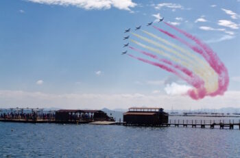 La patrulla Águila en una exhibición sobre el Mar Menor