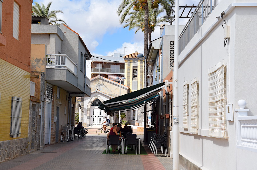Terraza junto a la plaza de Los Urrutias