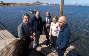 El consejero Vázquez en el balneario de Los Urrutias
