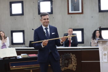 Pedro Javier Sánchez con el bastón de mando de San Pedro del Pinatar