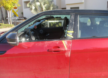Uno de los coches con las lunas rotas por los ladrones